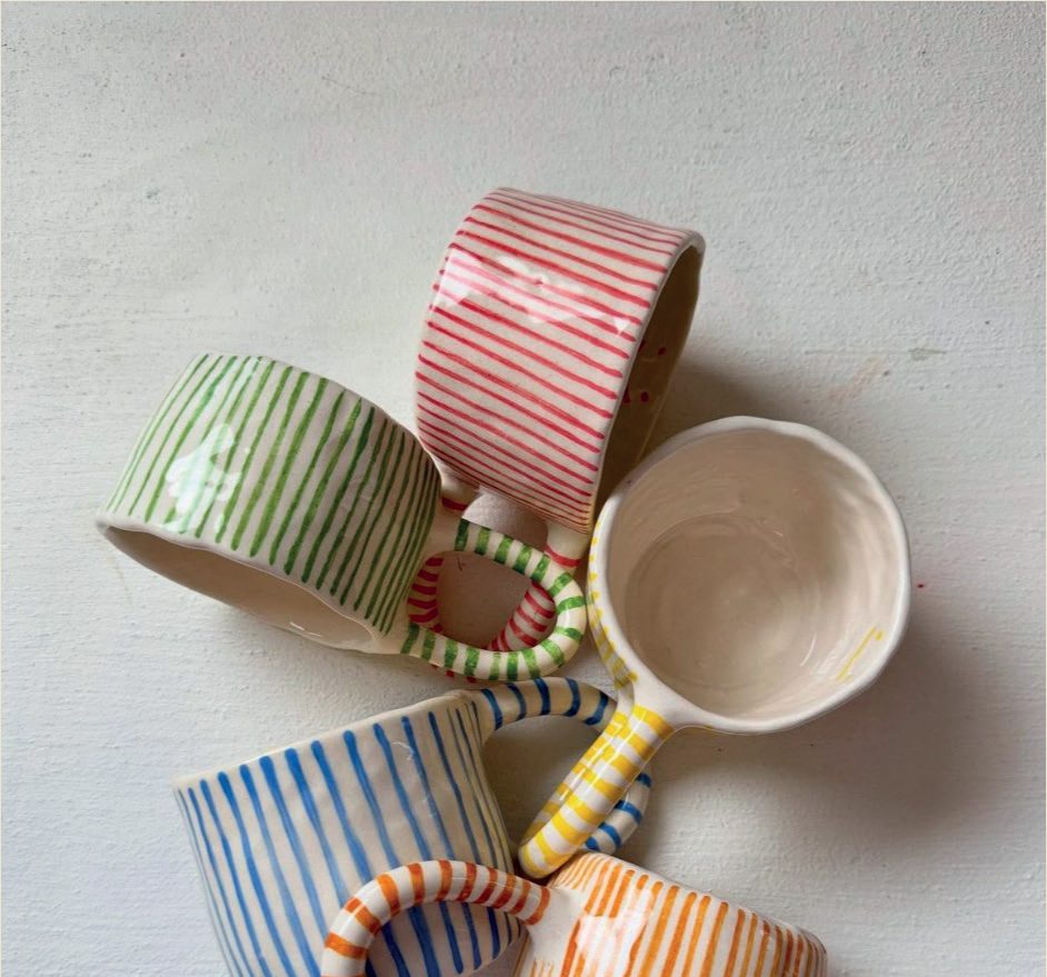 Tasses rayées peintes à la main